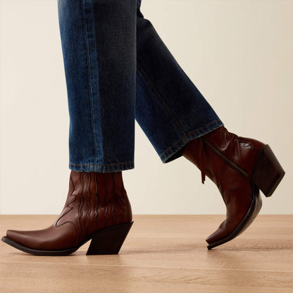 Ariat Quality Ultra High Rise Relaxed Tomboy Straight Leg Jeans